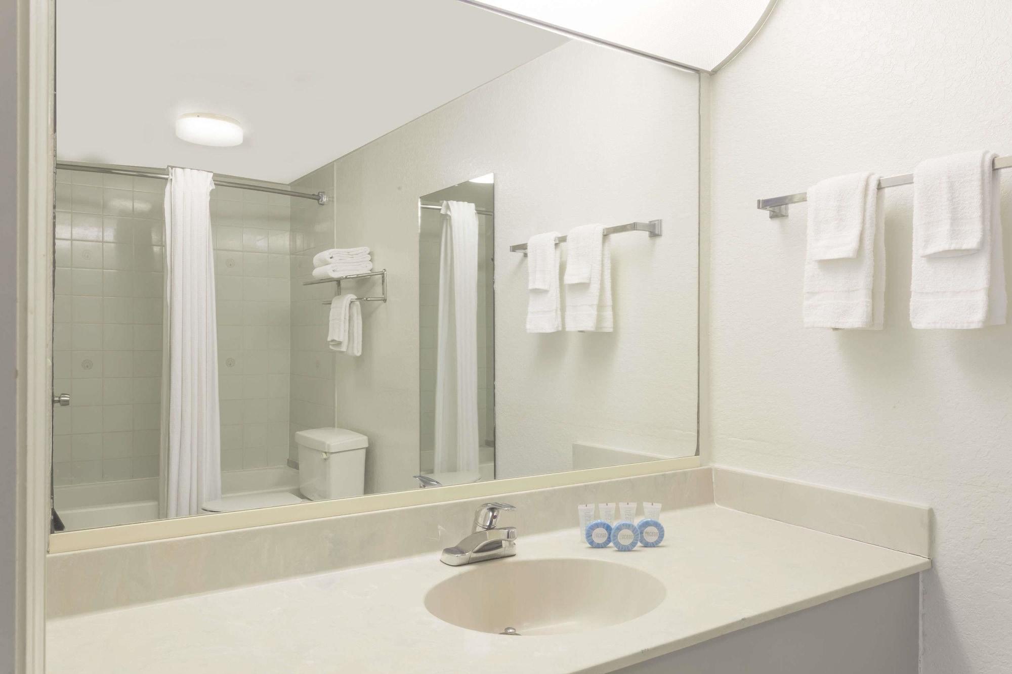 Days Inn & Suites By Wyndham Port Richey Eksteriør bilde