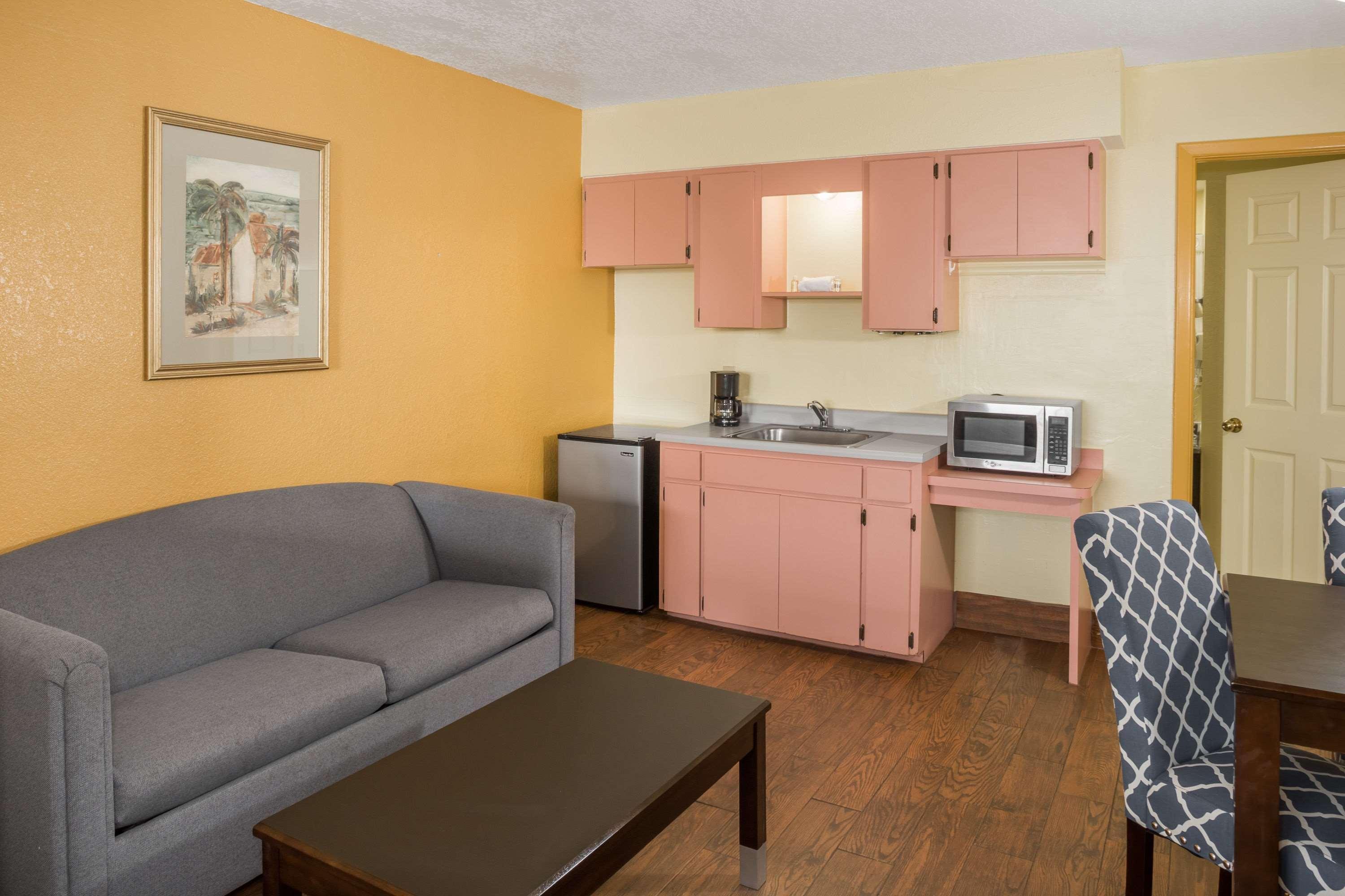 Days Inn & Suites By Wyndham Port Richey Eksteriør bilde