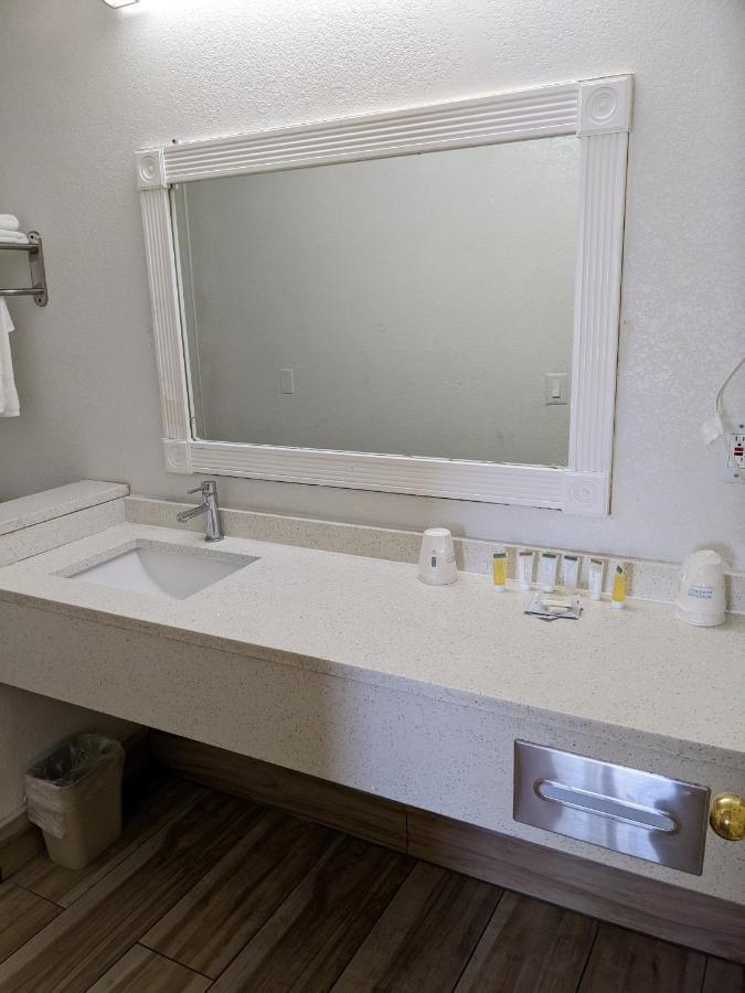 Days Inn & Suites By Wyndham Port Richey Eksteriør bilde