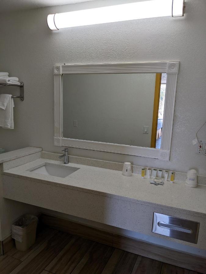 Days Inn & Suites By Wyndham Port Richey Eksteriør bilde