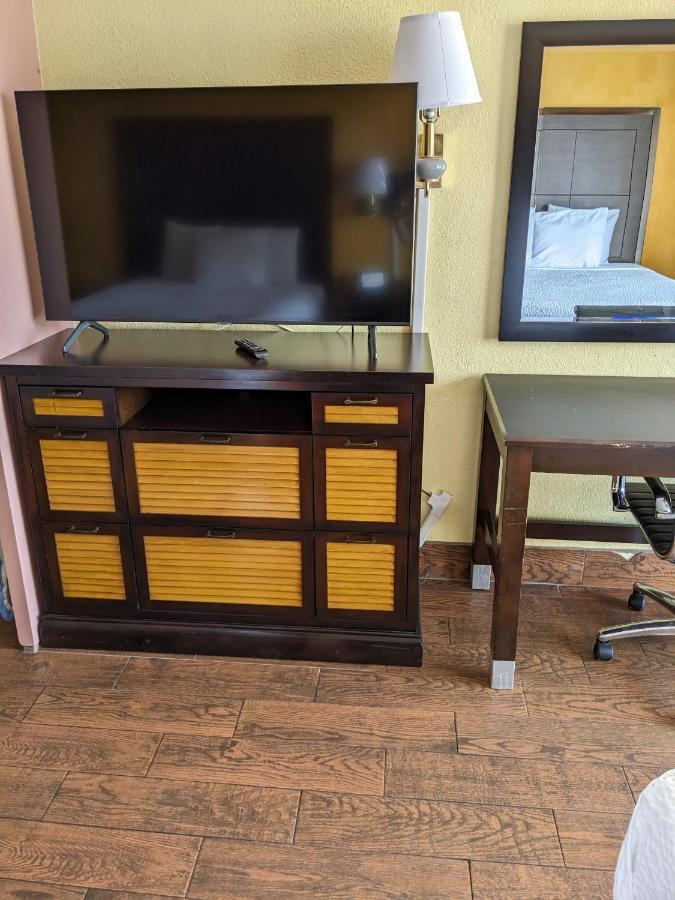Days Inn & Suites By Wyndham Port Richey Eksteriør bilde