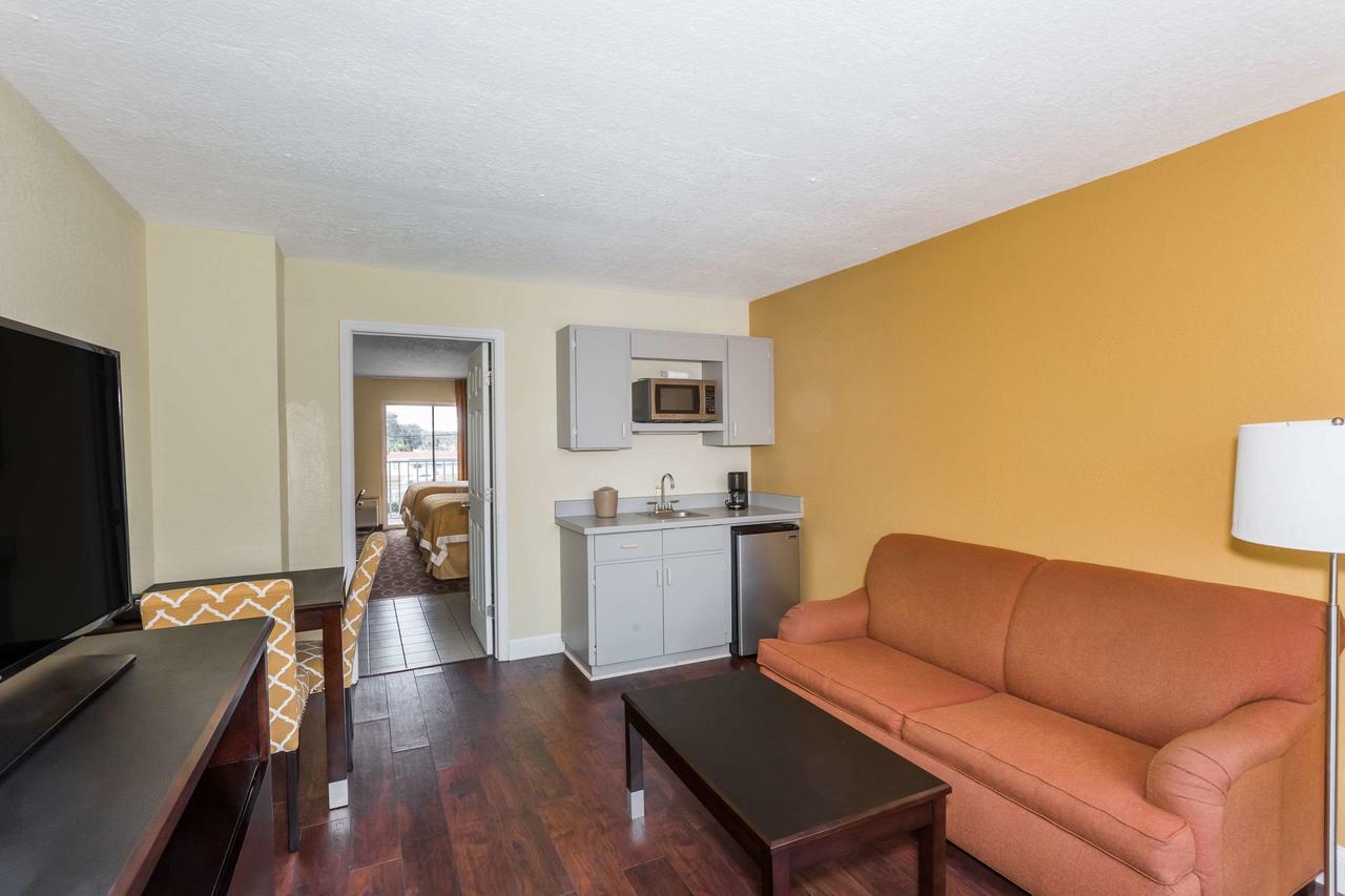 Days Inn & Suites By Wyndham Port Richey Eksteriør bilde