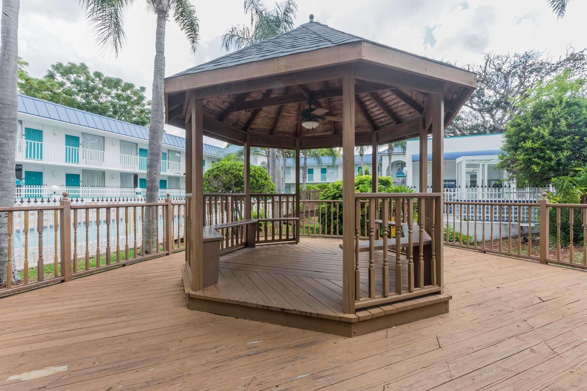 Days Inn & Suites By Wyndham Port Richey Eksteriør bilde